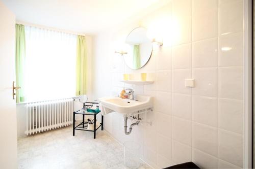 A bathroom at Hotel Goldener Löwe