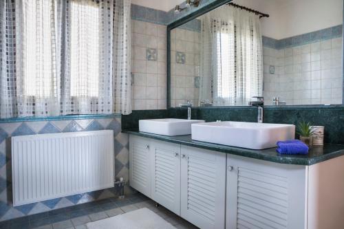 Ένα μπάνιο στο Villa Cara