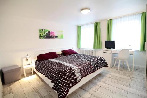um quarto com uma cama, uma secretária e uma janela em Hotel Goldener Löwe em Einbeck