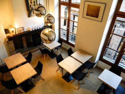 an overhead view of a restaurant with tables and chairs at Hôtel Croix Baragnon in Toulouse