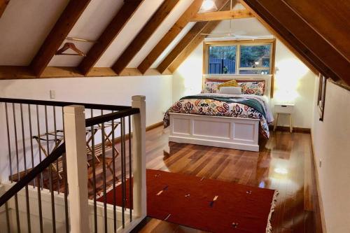 - une chambre avec un lit dans une pièce dotée d'une fenêtre dans l'établissement Lower Mountains Retreat, à Warrimoo