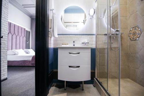 A bathroom at Shato Hotel
