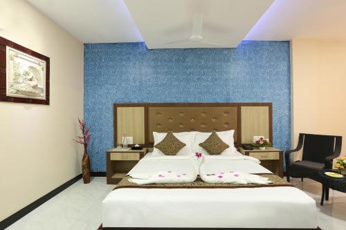 - une chambre avec un lit et un mur bleu dans l'établissement Casita inn,Yercaud, à Yercaud