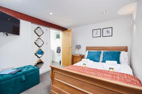 um quarto com uma cama e um sofá em The Little Apartment em Kegworth