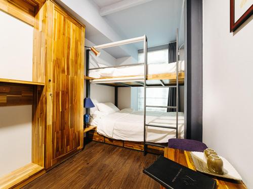 Postel nebo postele na pokoji v ubytování Ha Noi Re Hostel