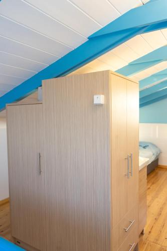 a room with two lockers and a bed at Iris Villas in Spárton