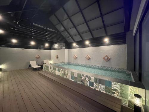 a swimming pool in a building with a pool at Yosemite Motel - Chunghua Branch in Taichung