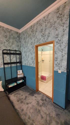 Zimmer mit Dusche, Bett und Tür in der Unterkunft Pension Da Gigi in Oschersleben