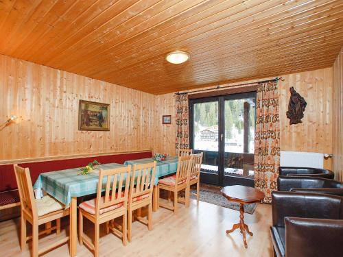 Ferienwohnung mit Sauna in Gargellen - A 064.006 - 8餐廳或用餐的地方