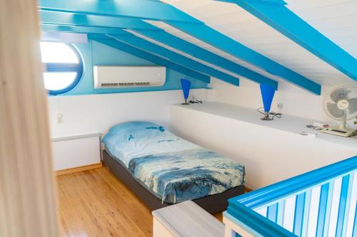 łóżko w pokoju z niebieskim sufitem w obiekcie Iris Villas w mieście Spárton