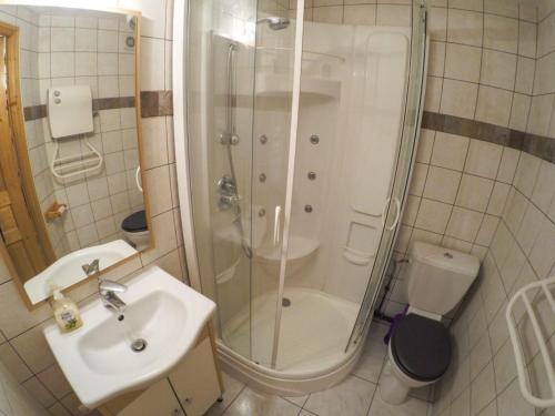 une salle de bain avec une douche, un lavabo et des toilettes dans l'établissement 7-28 day stay for best rates- Chalet Les Carroz, aux Carroz d'Arâches