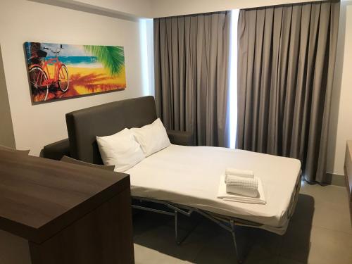 a room with a bed and a desk in a room at Flat em Olímpia em frente ao Park in Olímpia