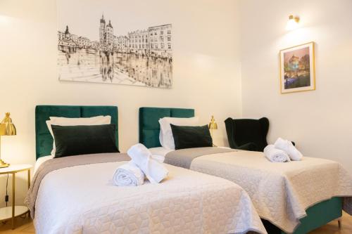 Кровать или кровати в номере Apartments Roman