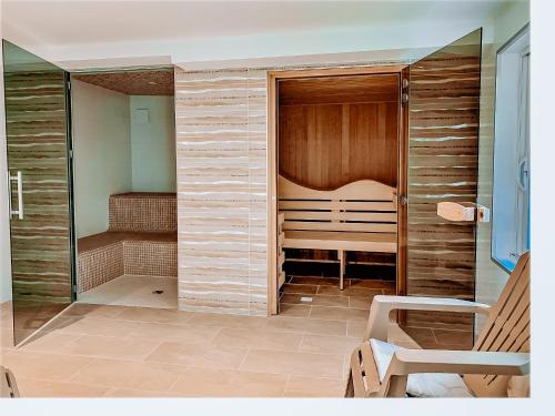 Habitación con armario y cama. en Hôtel Le Rivage vue sur mer - Châtelaillon-plage, en Châtelaillon-Plage