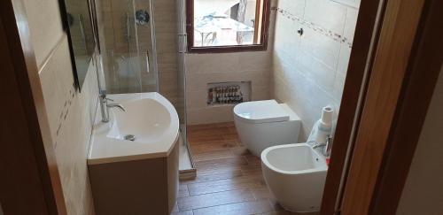 a small bathroom with a toilet and a sink at Mare a Santa Margherita in Pula