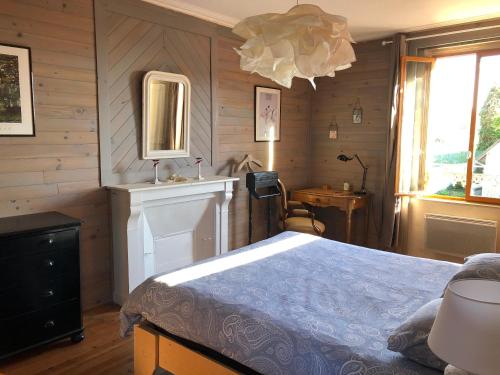 une chambre avec un lit, un miroir et une fenêtre dans l'établissement Gite The Roosevelt Meautis, à Méautis