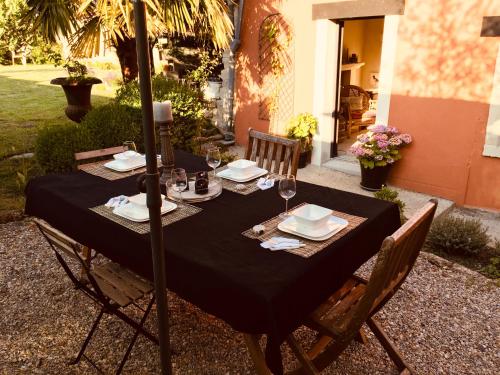 une table avec un tissu de table noir sur une terrasse dans l'établissement Gite The Roosevelt Meautis, à Méautis