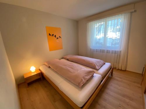 Postel nebo postele na pokoji v ubytování Casa Zundregn - ein Bijou mit privater Terrasse und E-Mobility