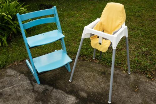 a blue and white chair next to a yellow chair at Casa da Paz in Cedros