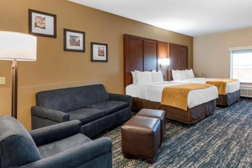 um quarto de hotel com duas camas e um sofá em Comfort Suites West Memphis I-40 I-55 em West Memphis