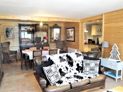 un salon avec un canapé et une salle à manger dans l'établissement Appartement spacieux à Xonrupt-Longemer + Sauna, à Xonrupt-Longemer