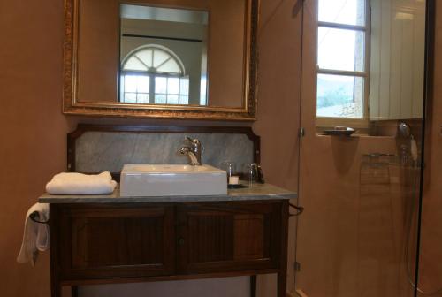 カルダミリにあるLiodentraのバスルーム(洗面台、鏡付)