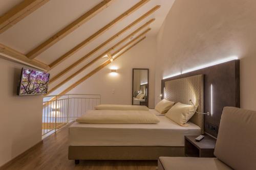 a bedroom with two beds in a room at Hotel-Jakobslust in Grünstadt