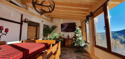 a bedroom with a christmas tree in a room at Guest House Panorama in Gela