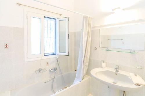 A bathroom at Villa Natasha
