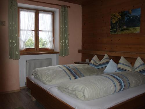 Tempat tidur dalam kamar di Gästehaus Kress - Chiemgau Karte