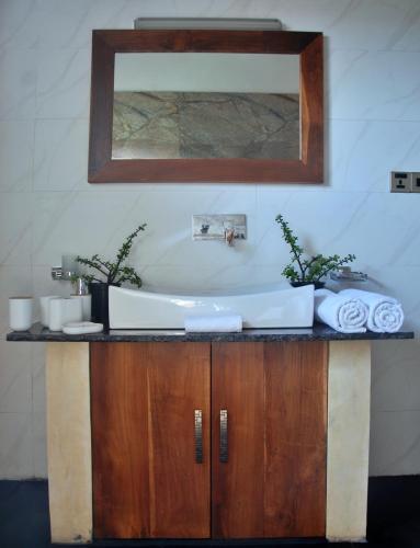 a bathroom vanity with a sink and a mirror at Cottage San Francesco in Nuwara Eliya