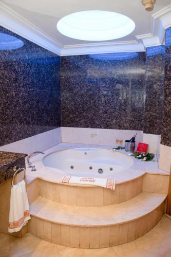 a large bathroom with a large tub in a room at Motel Caribe in Vigo