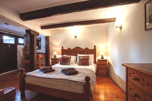 een slaapkamer met een bed met twee handdoeken erop bij Chalet Jora - Total Chalets in Bansko