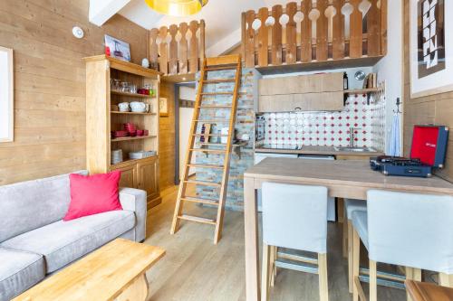 une cuisine et un salon avec un canapé et une table dans l'établissement L'Ecrin des 2 Alpes, à Les Deux Alpes