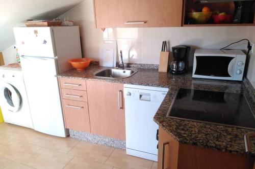 A kitchen or kitchenette at Impresionantes vistas al mar cerca de Santiago