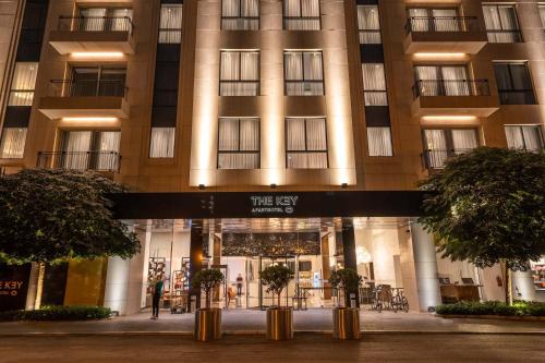 un edificio con un cartel delante en The Key Beirut, en Beirut