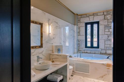 Un baño de Levidi Suites