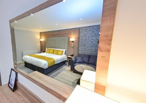 Ένα ή περισσότερα κρεβάτια σε δωμάτιο στο Best Western Premier Heronston Hotel & Spa