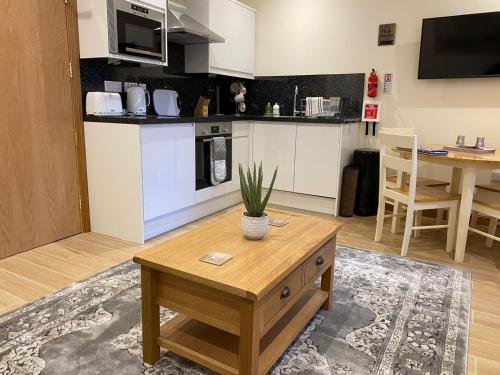 Η κουζίνα ή μικρή κουζίνα στο Waverley Inn Holiday Apartments