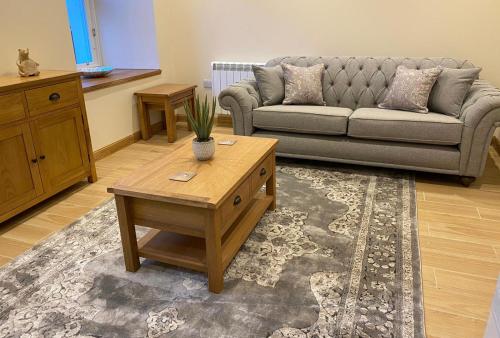 Una sala de estar con un sofá y una mesa de café. en Waverley Inn Holiday Apartments, en Inverness