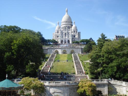 uma vista para o edifício do Capitólio a partir dos jardins em Hotel Du Beaumont em Paris