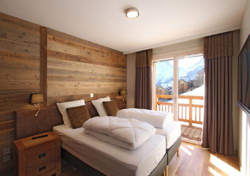 Postel nebo postele na pokoji v ubytování SUNWEB - Les Chalets Grizzly
