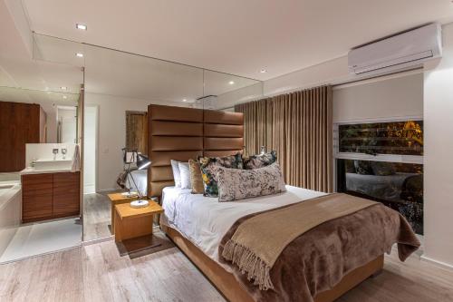 Un pat sau paturi într-o cameră la Clifton YOLO Spaces - Clifton Beachfront Penthouse