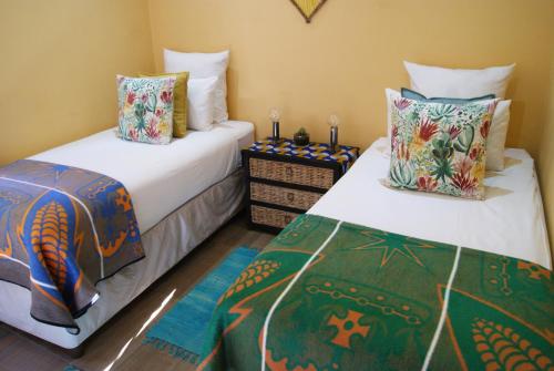 Cama ou camas em um quarto em Lebo's Soweto Backpackers