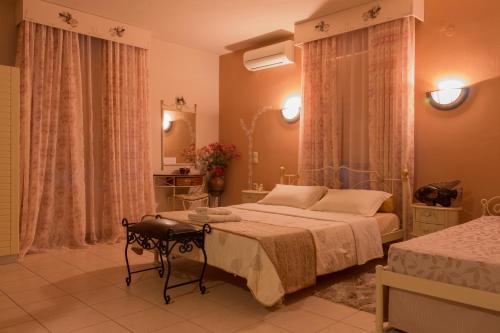 約阿尼納的住宿－Akrolimnion Hotel，一间卧室配有一张床和一张桌子