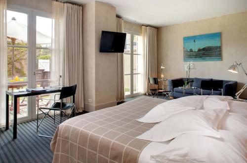 波亞克的住宿－城堡考爾德宜蘭-巴蓋爾斯酒店，一间带大床的卧室和一间客厅
