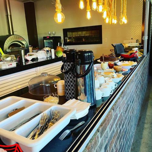 een buffet in een restaurant met eten erop bij RANCHO COSTEIRO AGROTURSIMO E BALNEARIO E PESQUEIRO in Pôrto Xavier