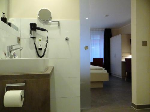 Ein Badezimmer in der Unterkunft Höger's Hotel & Restaurant