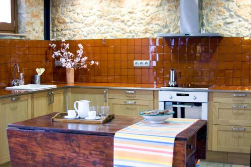 una cocina con una mesa con un tazón. en Ca l'Helena en Castellet