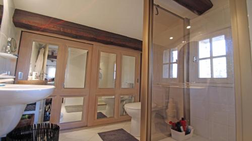 Villa Masorine في سانت ماكسيم: حمام مع مرحاض ومغسلة ودش